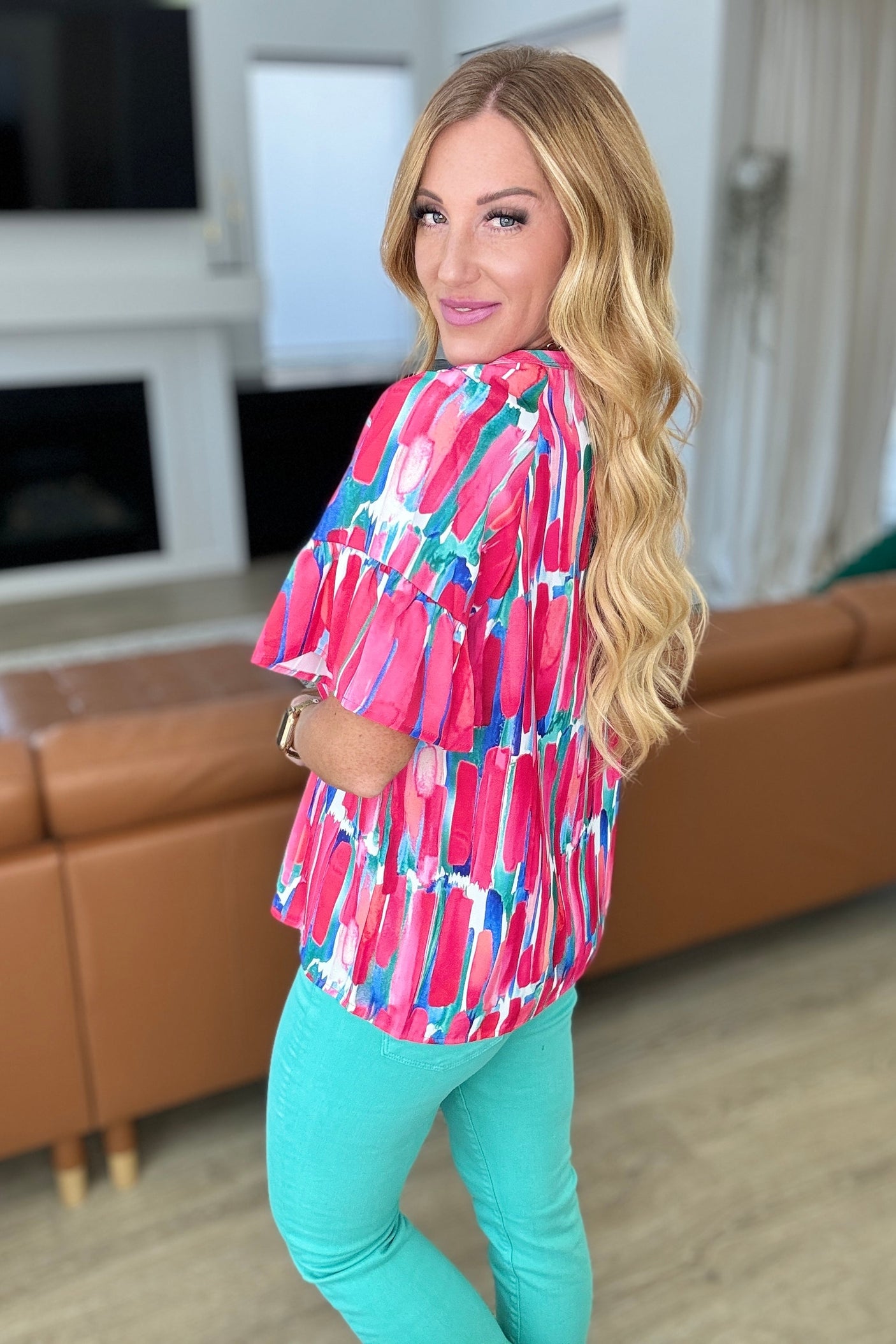 Blusa con cuello en V de exhibición de arte