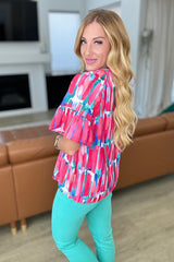 Blusa con cuello en V de exhibición de arte