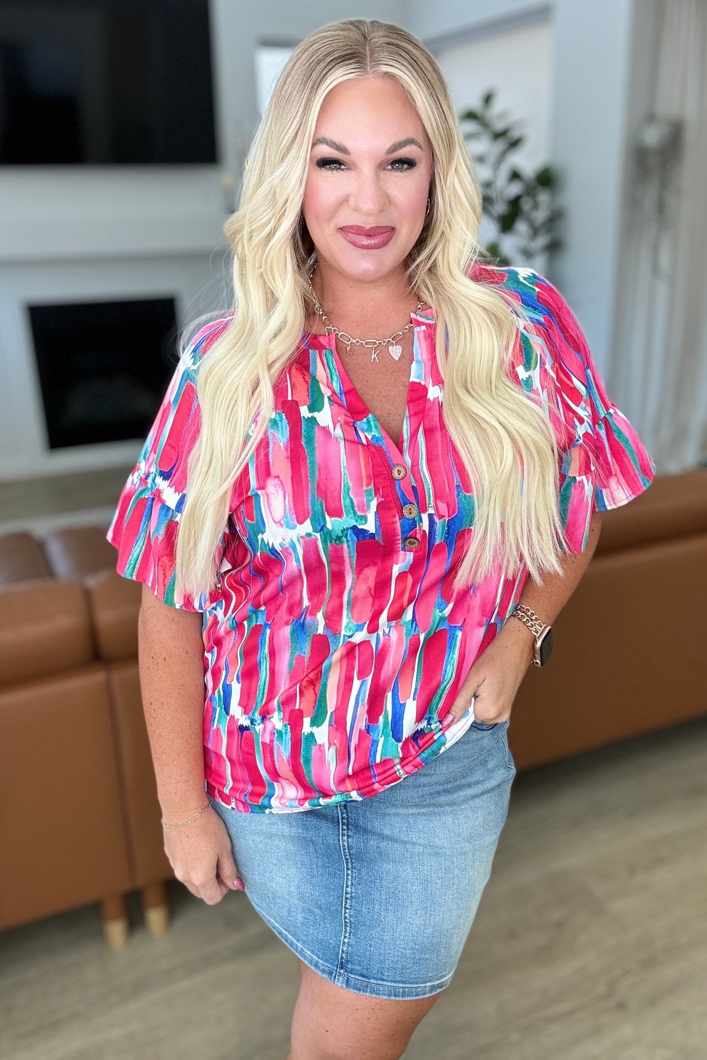 Blusa con cuello en V de exhibición de arte