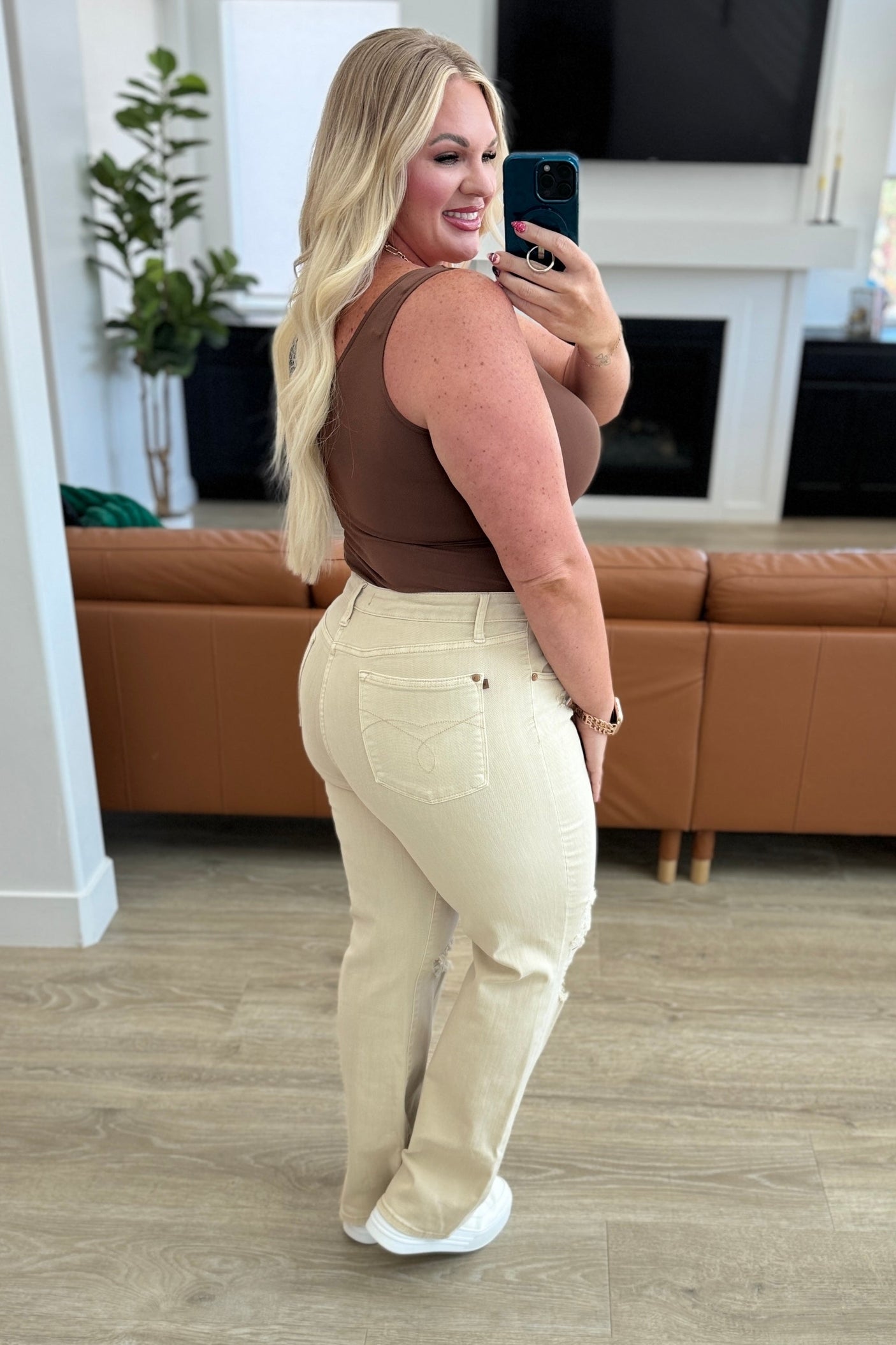 Vaqueros rectos desgastados de tiro alto Selena de los años 90 en color hueso