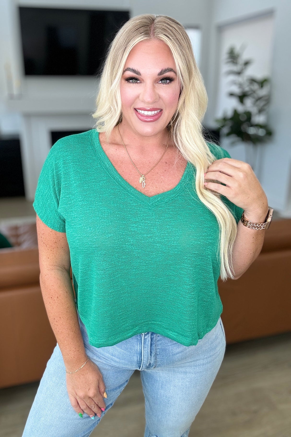 Top clásico y cómodo con cuello en V en verde Kelly