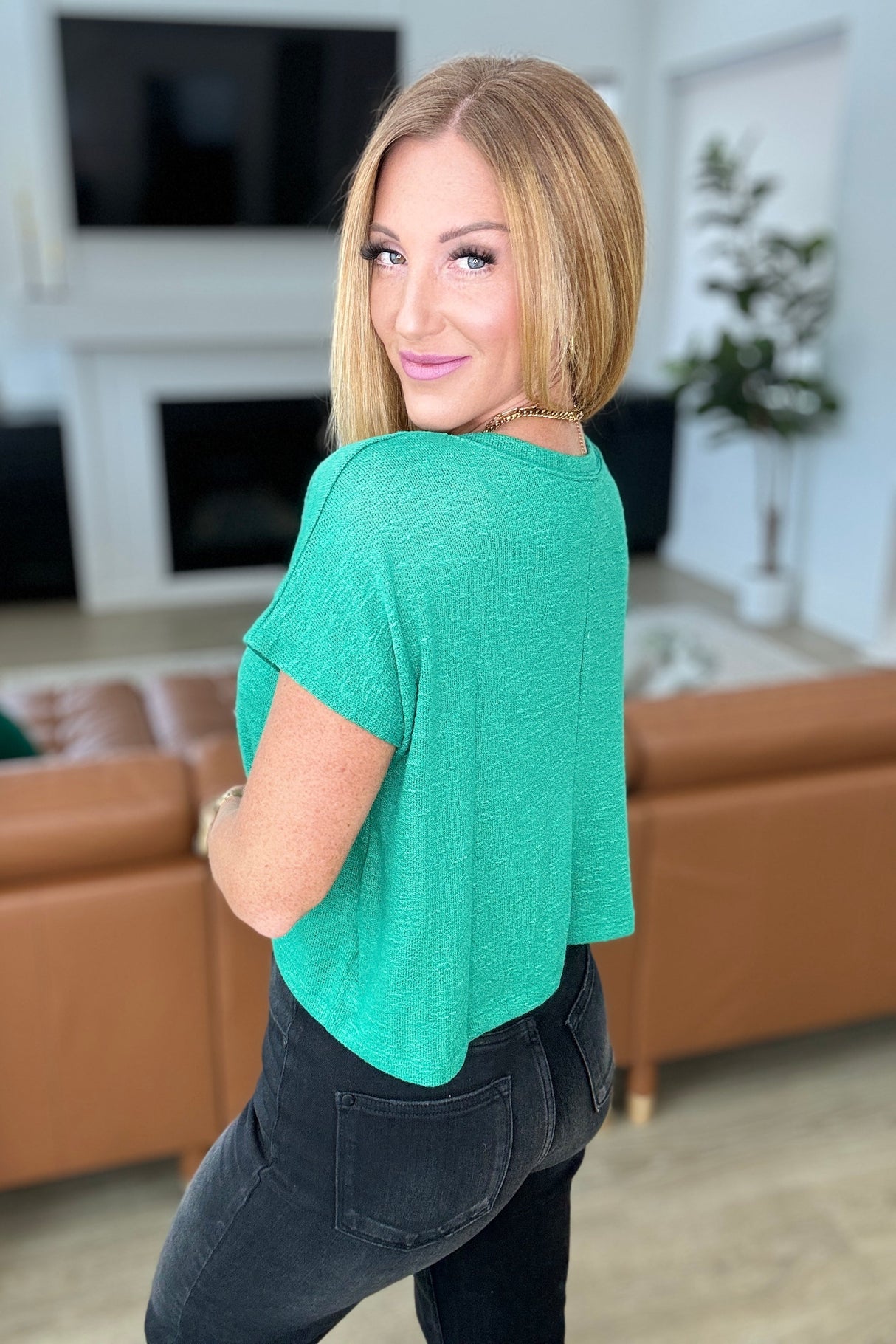Top clásico y cómodo con cuello en V en verde Kelly