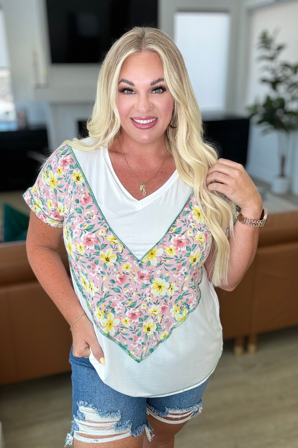 Para lucir un top con bloques de colores y estampado floral rosa