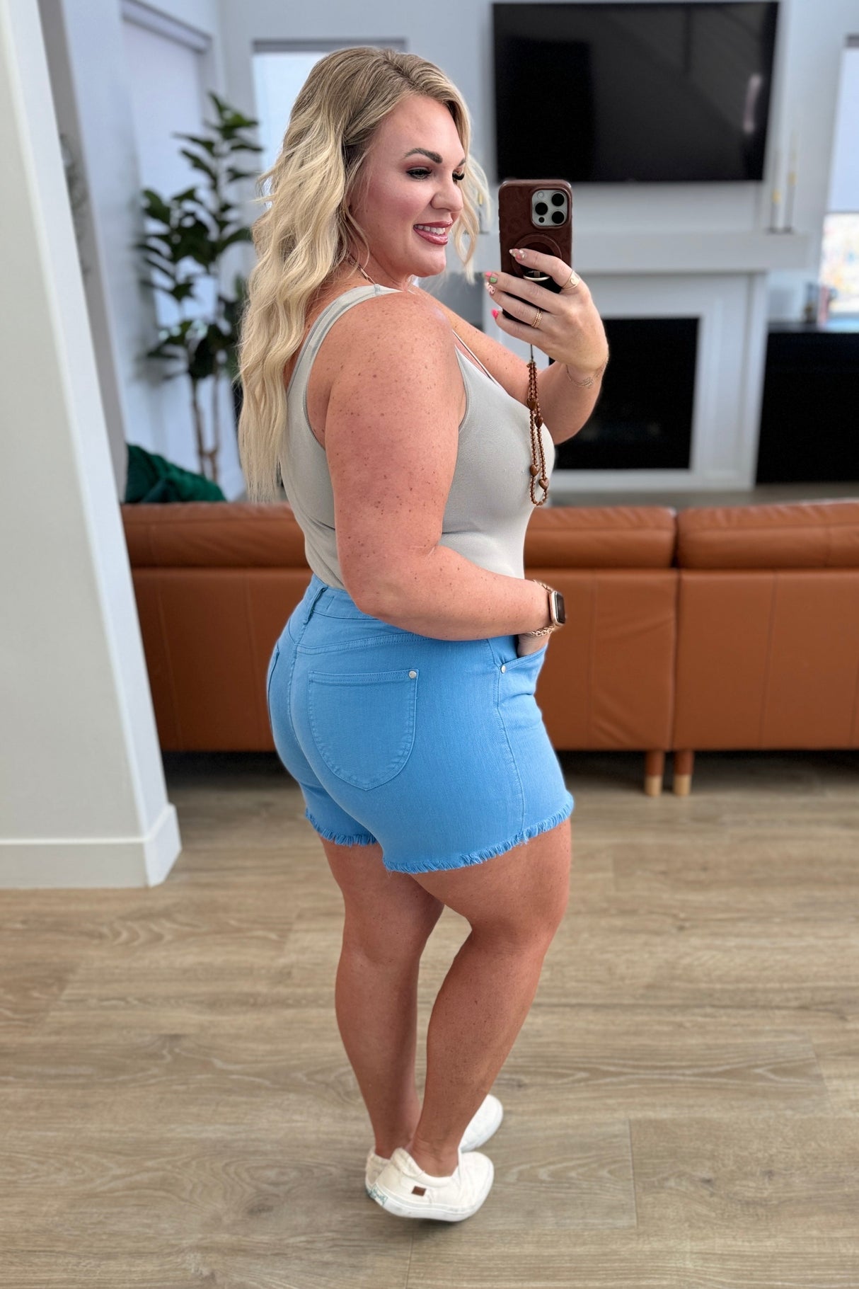 Pantalones cortos Celeste de tiro medio con bolsillo y escudo en azul cielo
