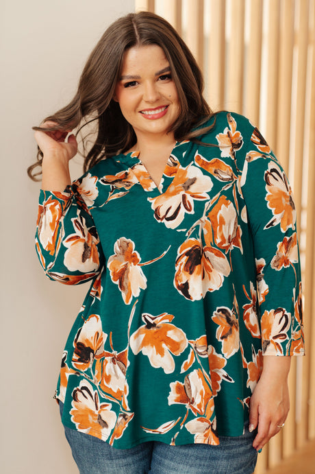 Top "Pienso diferente" con estampado floral verde azulado
