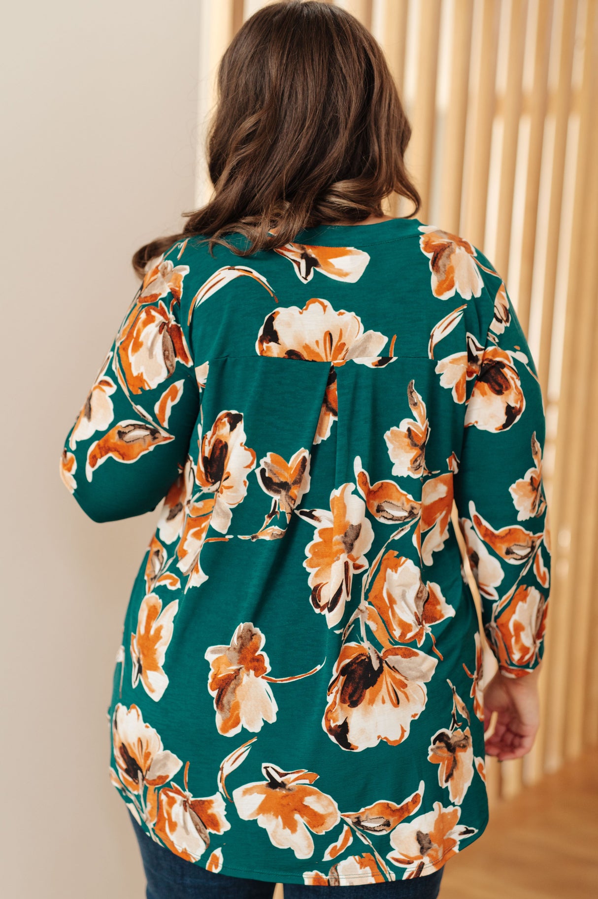 Top "Pienso diferente" con estampado floral verde azulado
