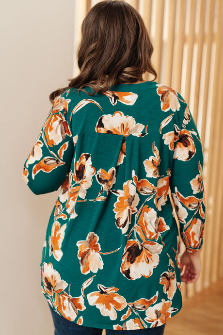 Top "Pienso diferente" con estampado floral verde azulado
