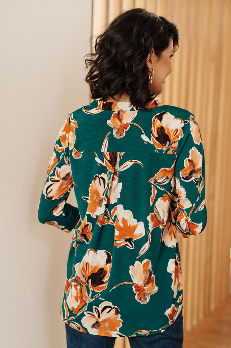 Top "Pienso diferente" con estampado floral verde azulado