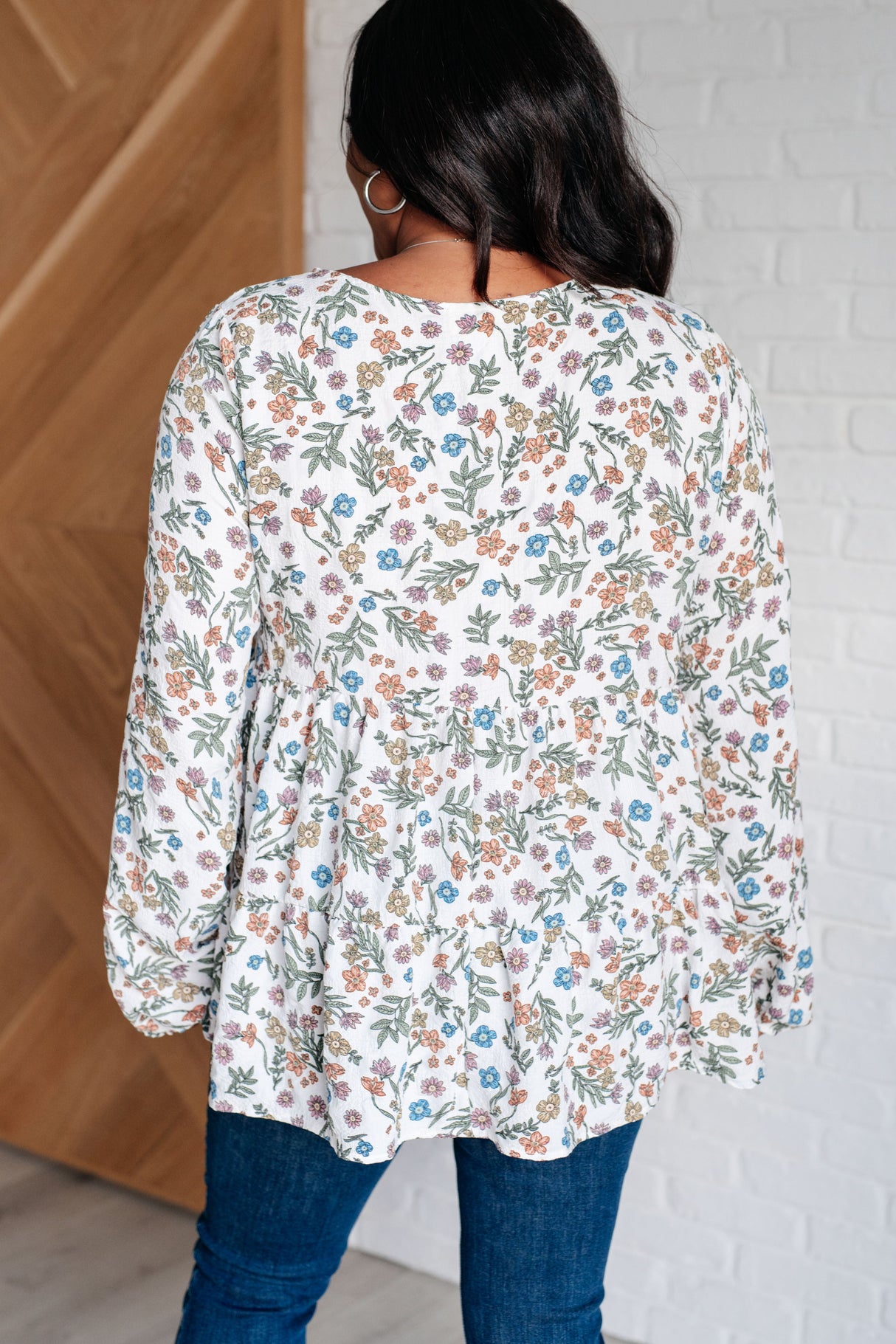 Top floral con cuello en V "Creo que puedo"