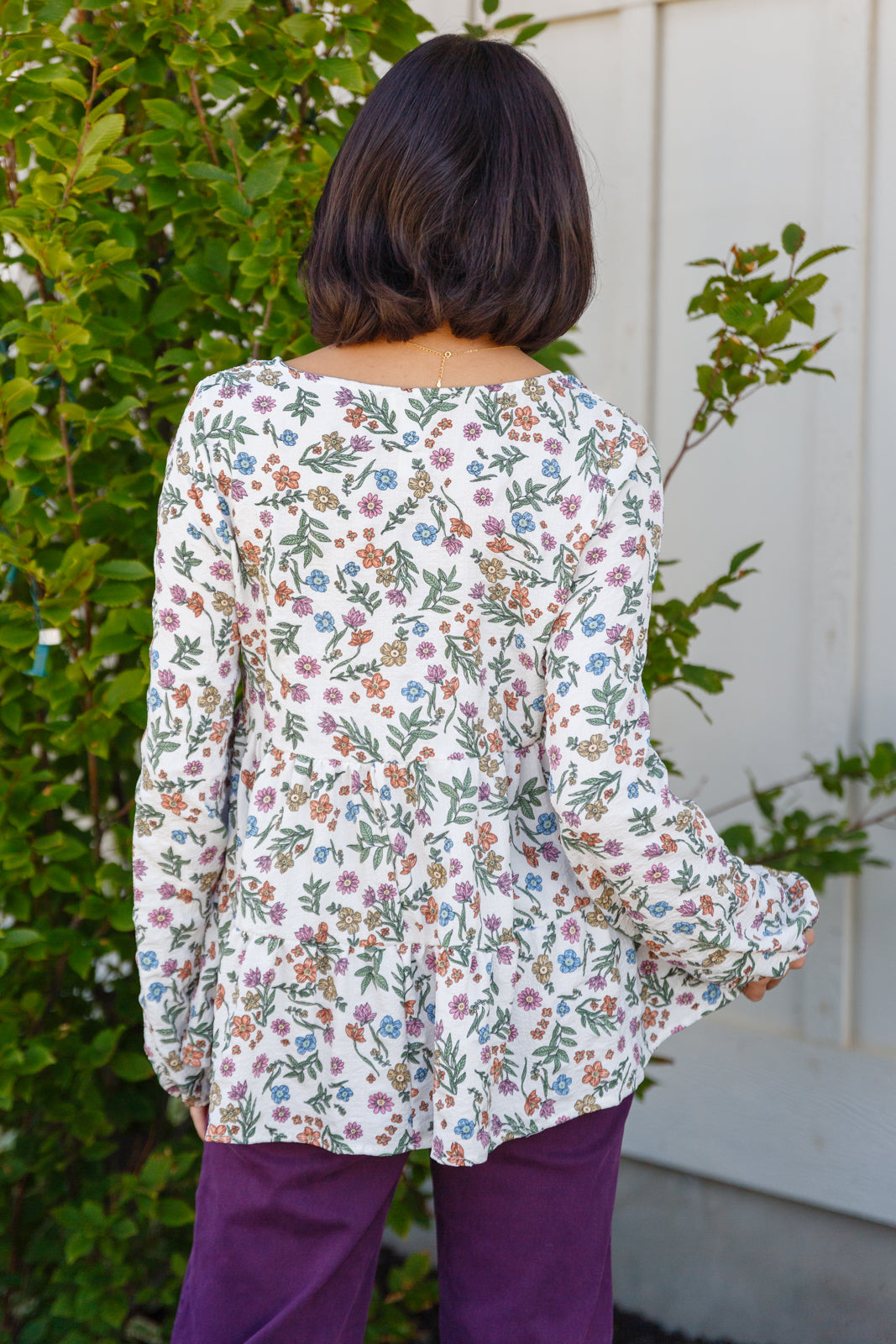 Top floral con cuello en V "Creo que puedo"
