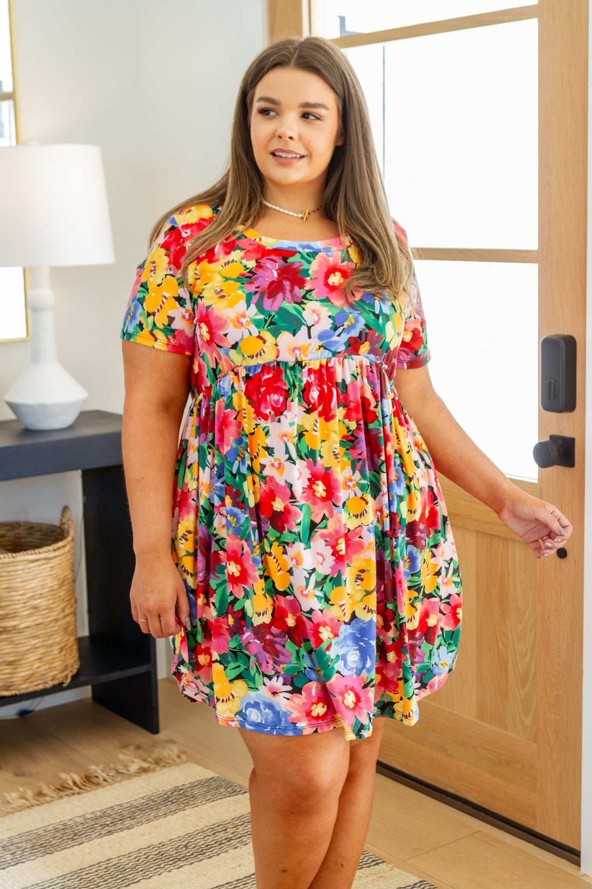Vestido floral en el jardín