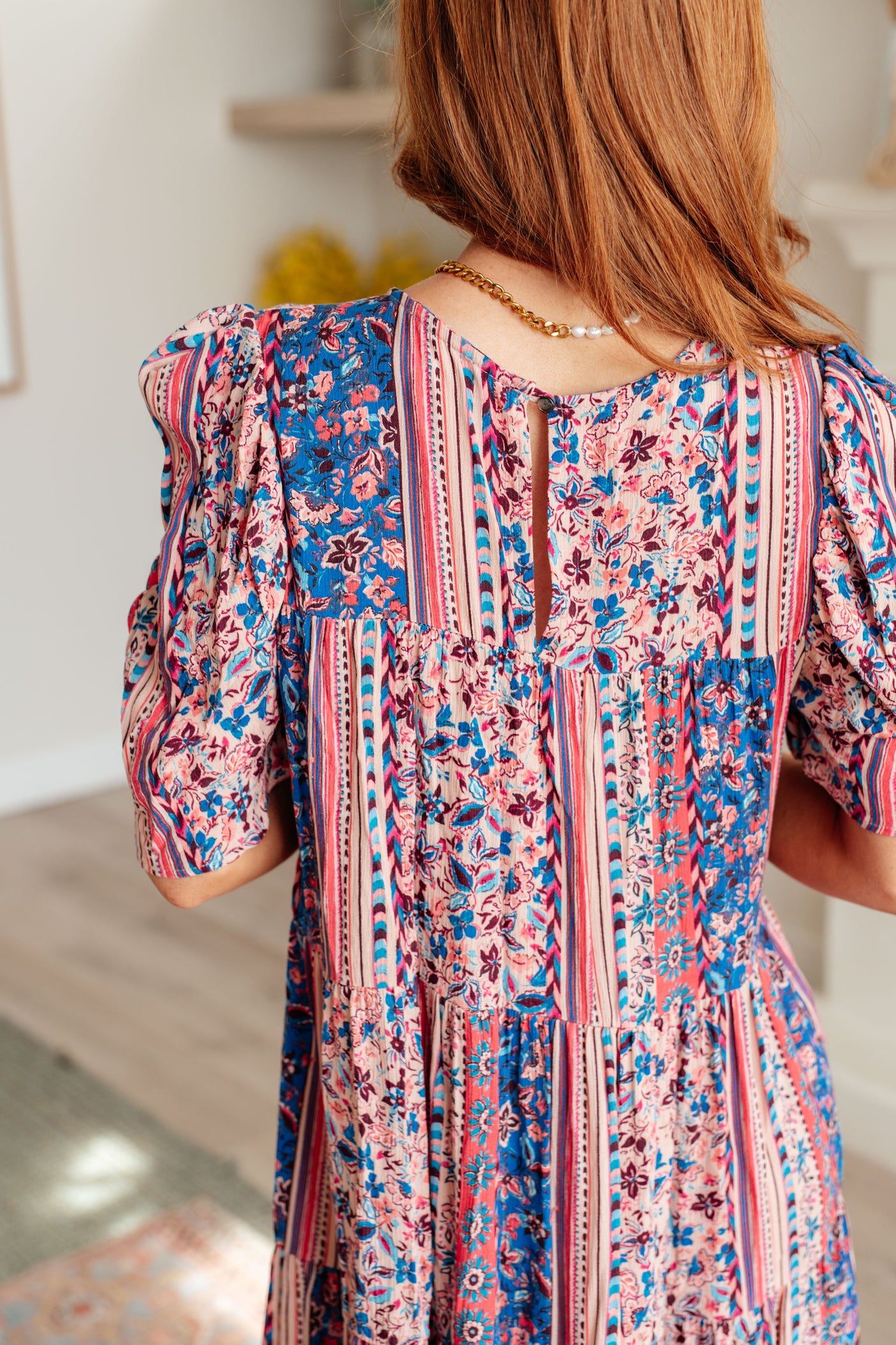 Es un vestido escalonado delicado