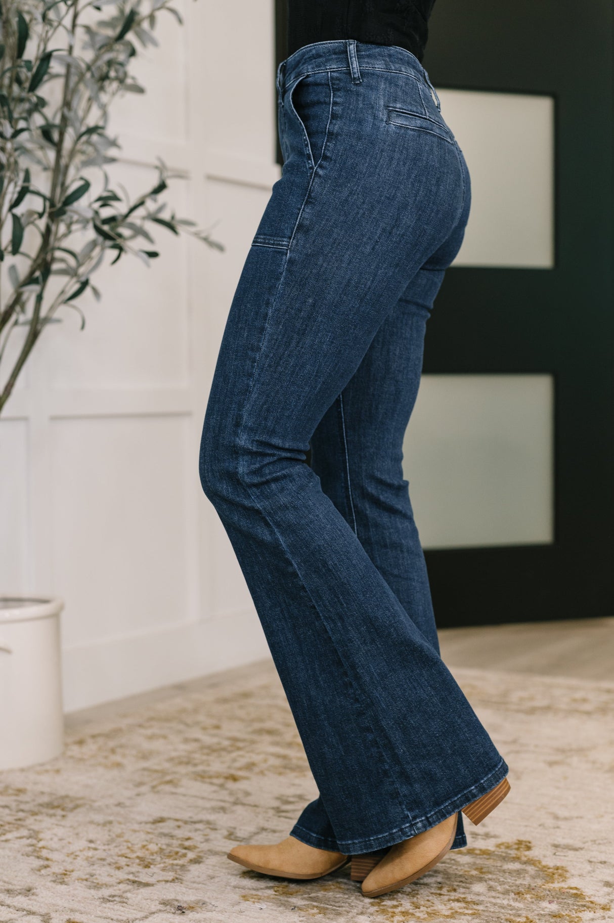 Pantalón acampanado de talle alto Jada con bolsillos de parche