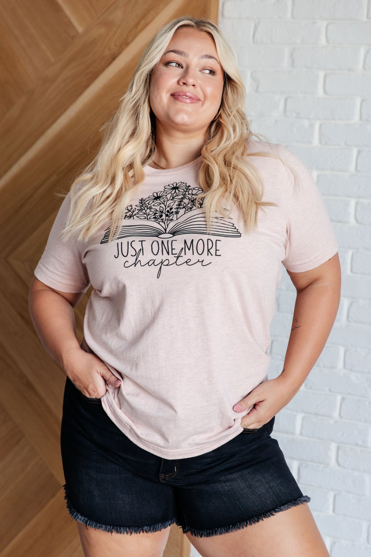 Camiseta gráfica "Solo un capítulo más"