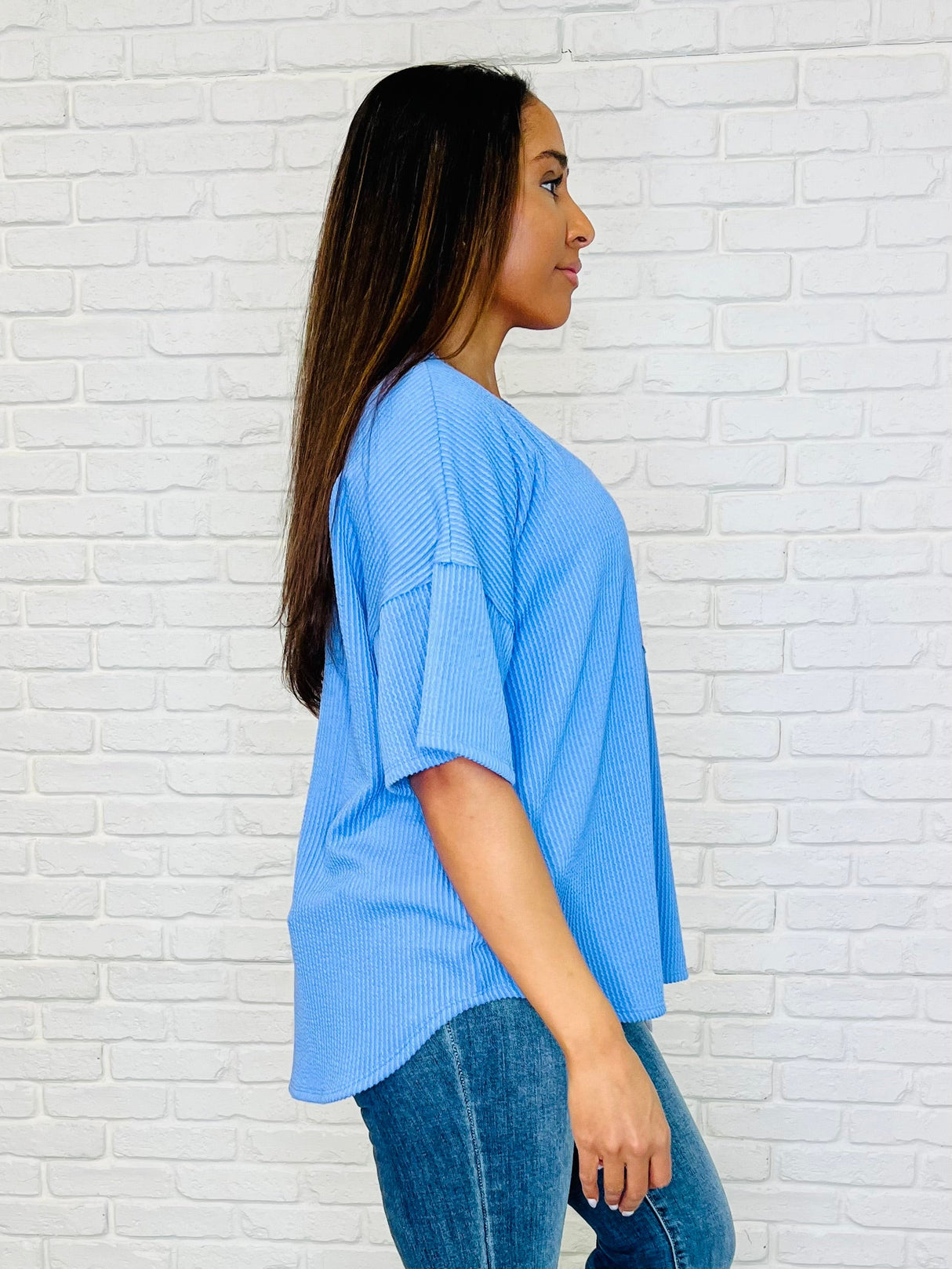 Camiseta básica informal con cuello en V para niña en azul bígaro
