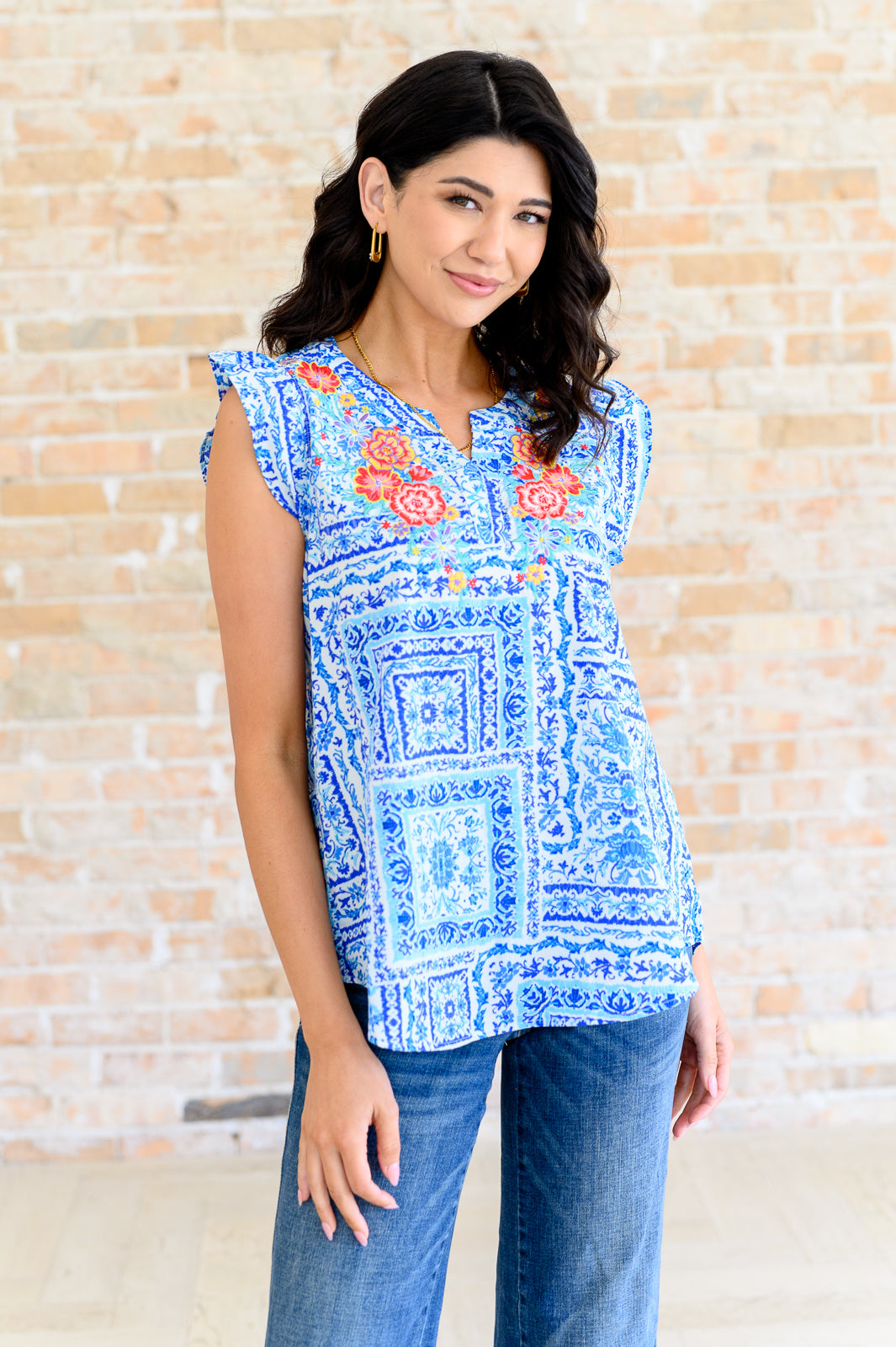 Top con cuello en V Keep Me Coming en color marfil real