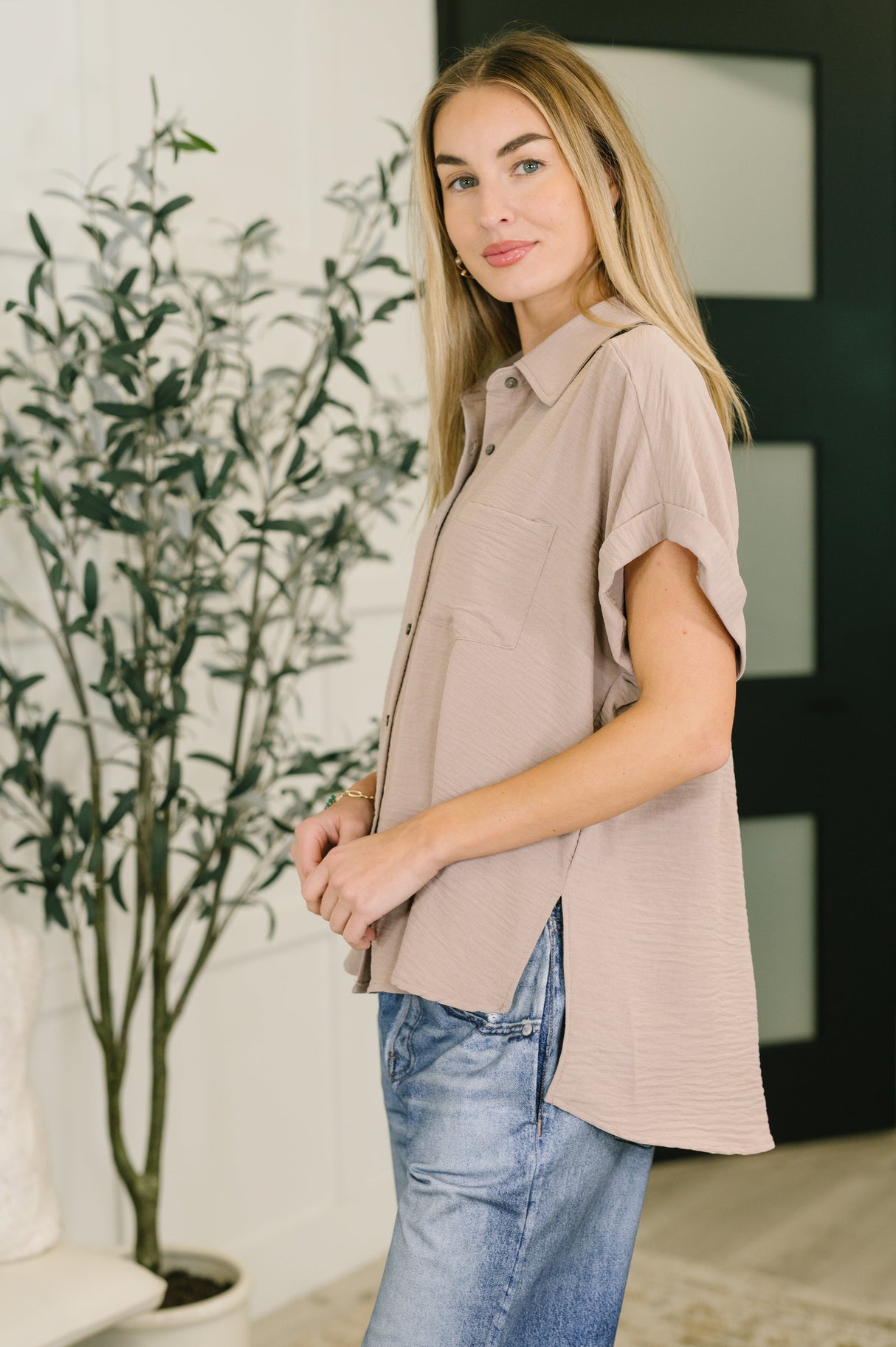 Camisa de botones con cuello Keep Up en color moca cenizo