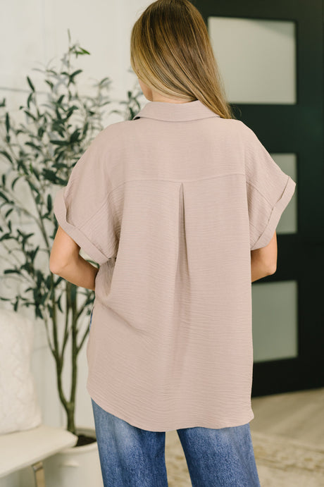 Camisa de botones con cuello Keep Up en color moca cenizo