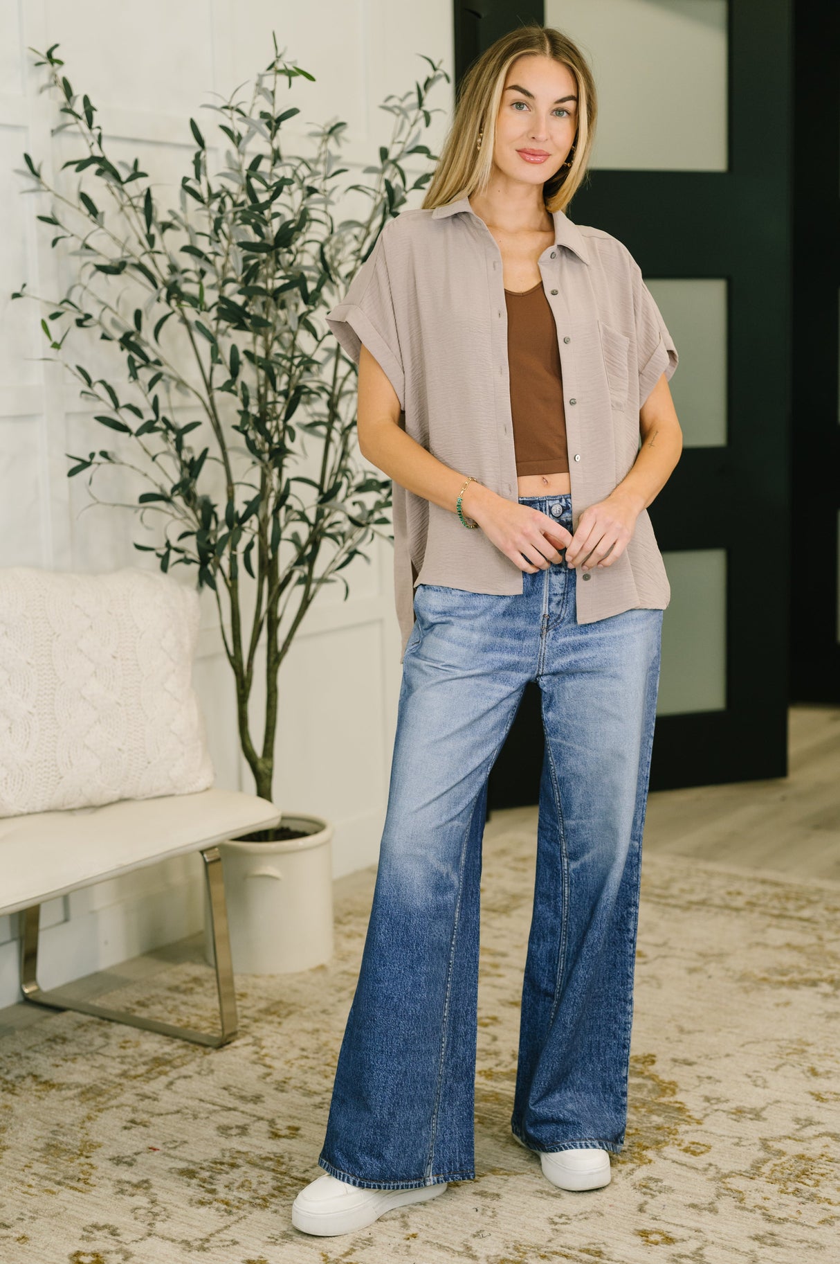 Camisa de botones con cuello Keep Up en color moca cenizo