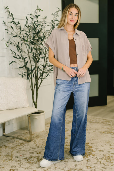Camisa de botones con cuello Keep Up en color moca cenizo