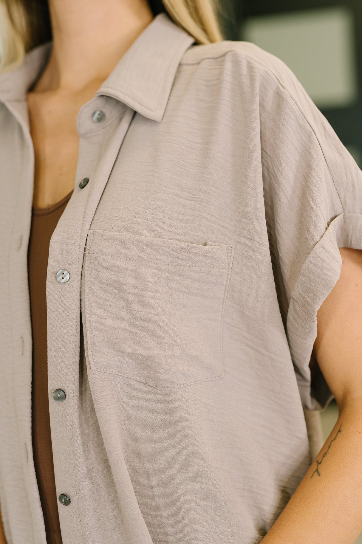 Camisa de botones con cuello Keep Up en color moca cenizo