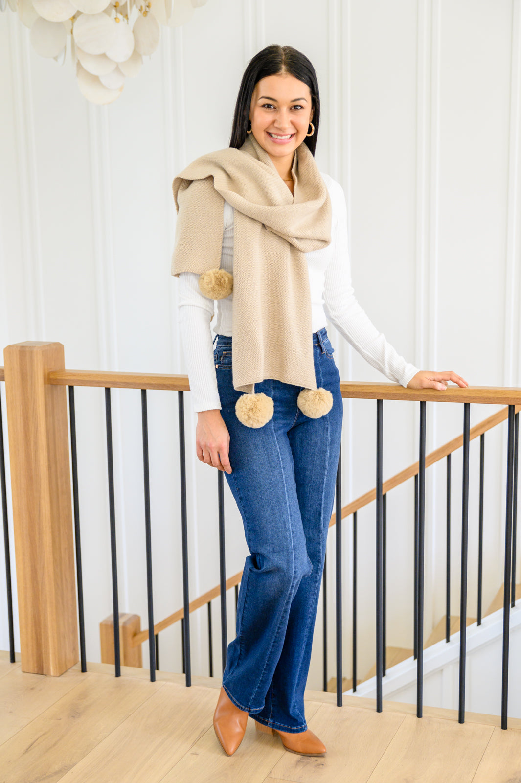 Bufanda de punto con pompones suaves en color beige