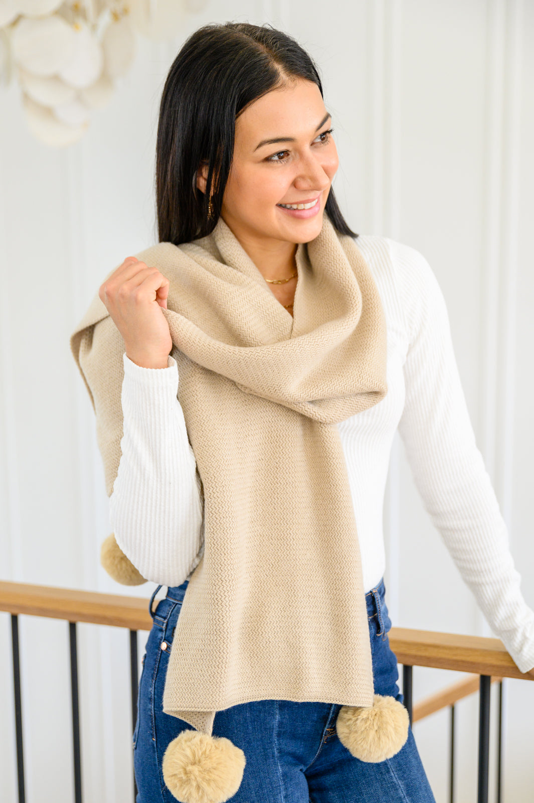 Bufanda de punto con pompones suaves en color beige