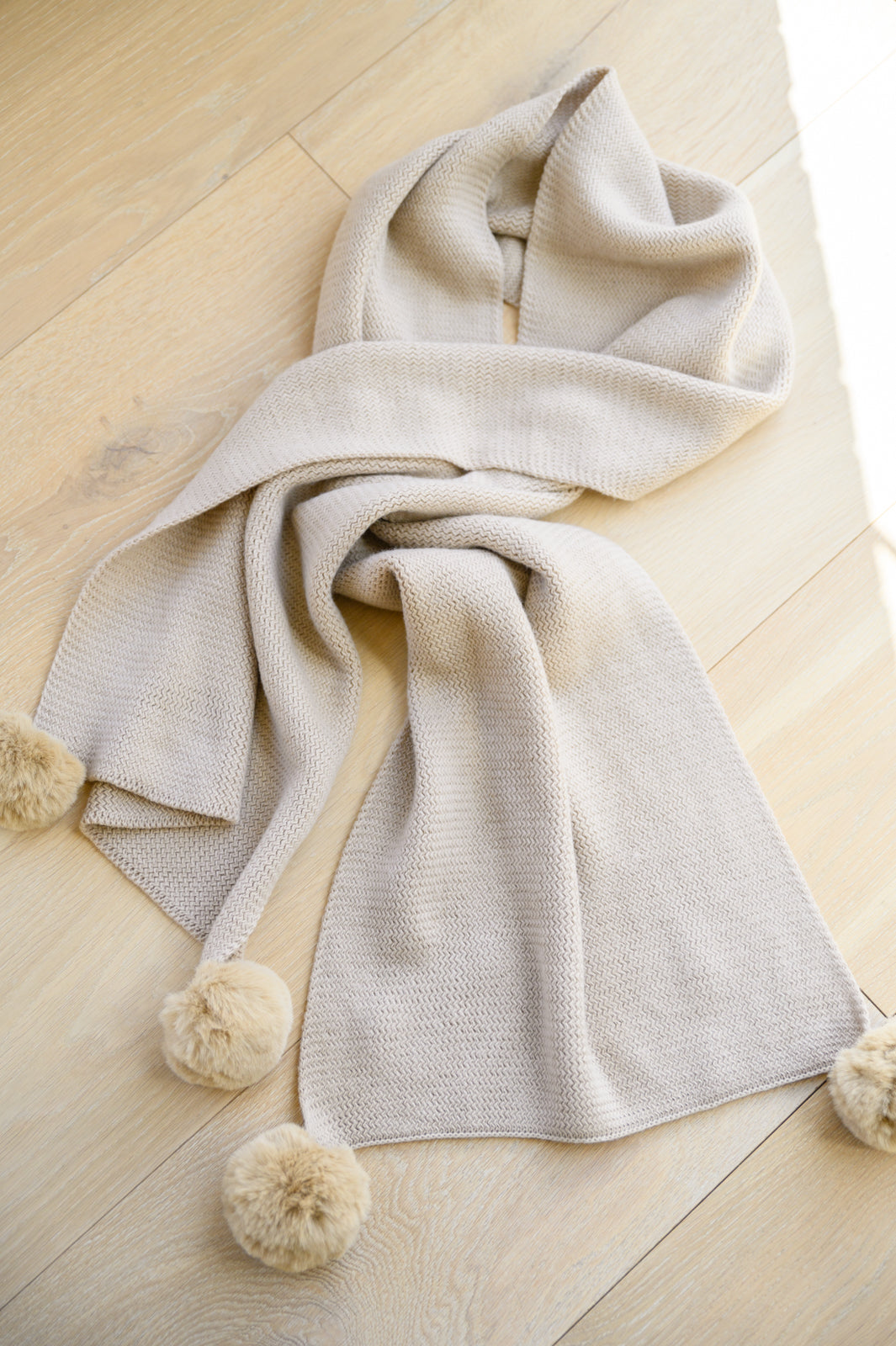 Bufanda de punto con pompones suaves en color beige