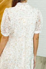 Vestido de fiesta de cuello alto con encaje en marfil multicolor