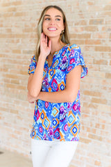 Blusa de manga corta Lizzy en azul y magenta Ikat