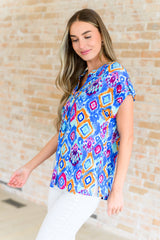 Blusa de manga corta Lizzy en azul y magenta Ikat