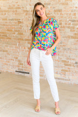 Blusa de manga corta Lizzy con estampado floral moderno en tonos esmeralda y verde azulado