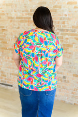 Blusa de manga corta Lizzy con estampado floral moderno en tonos esmeralda y verde azulado