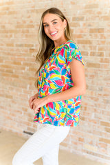 Blusa de manga corta Lizzy con estampado floral moderno en tonos esmeralda y verde azulado