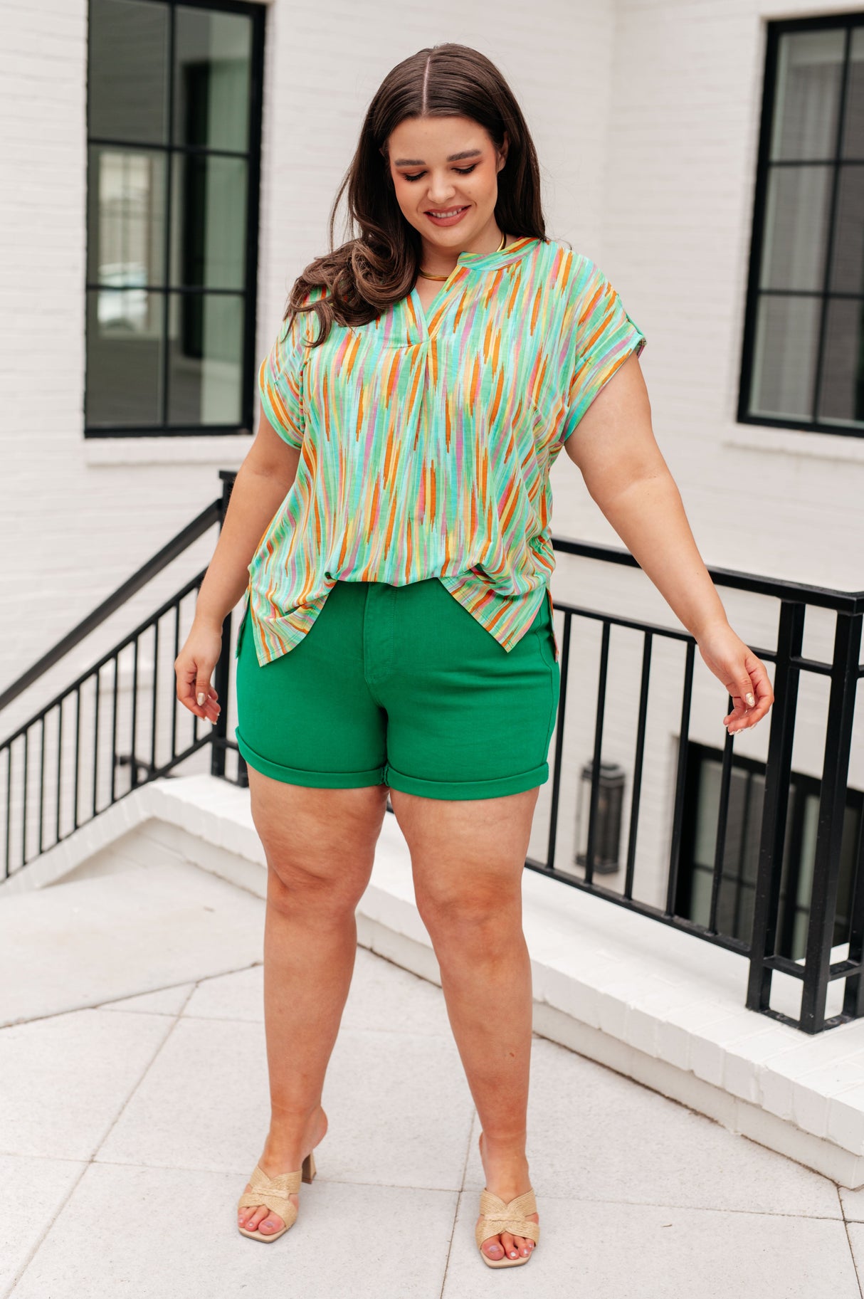 Blusa de manga corta Lizzy en rayas multicolor lima y esmeralda