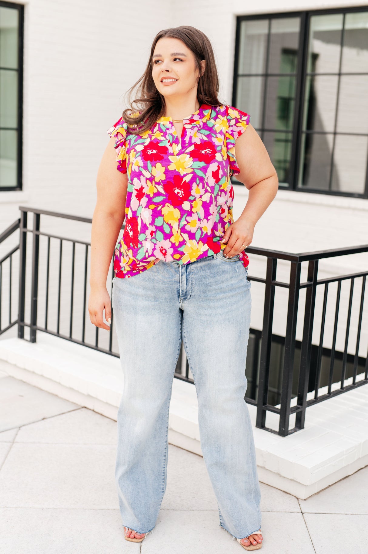 Blusa Lizzy con mangas onduladas y estampado floral en magenta y amarillo
