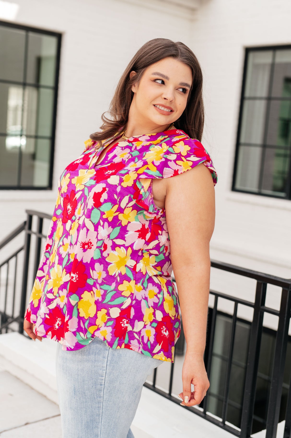Blusa Lizzy con mangas onduladas y estampado floral en magenta y amarillo