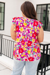 Blusa Lizzy con mangas onduladas y estampado floral en magenta y amarillo