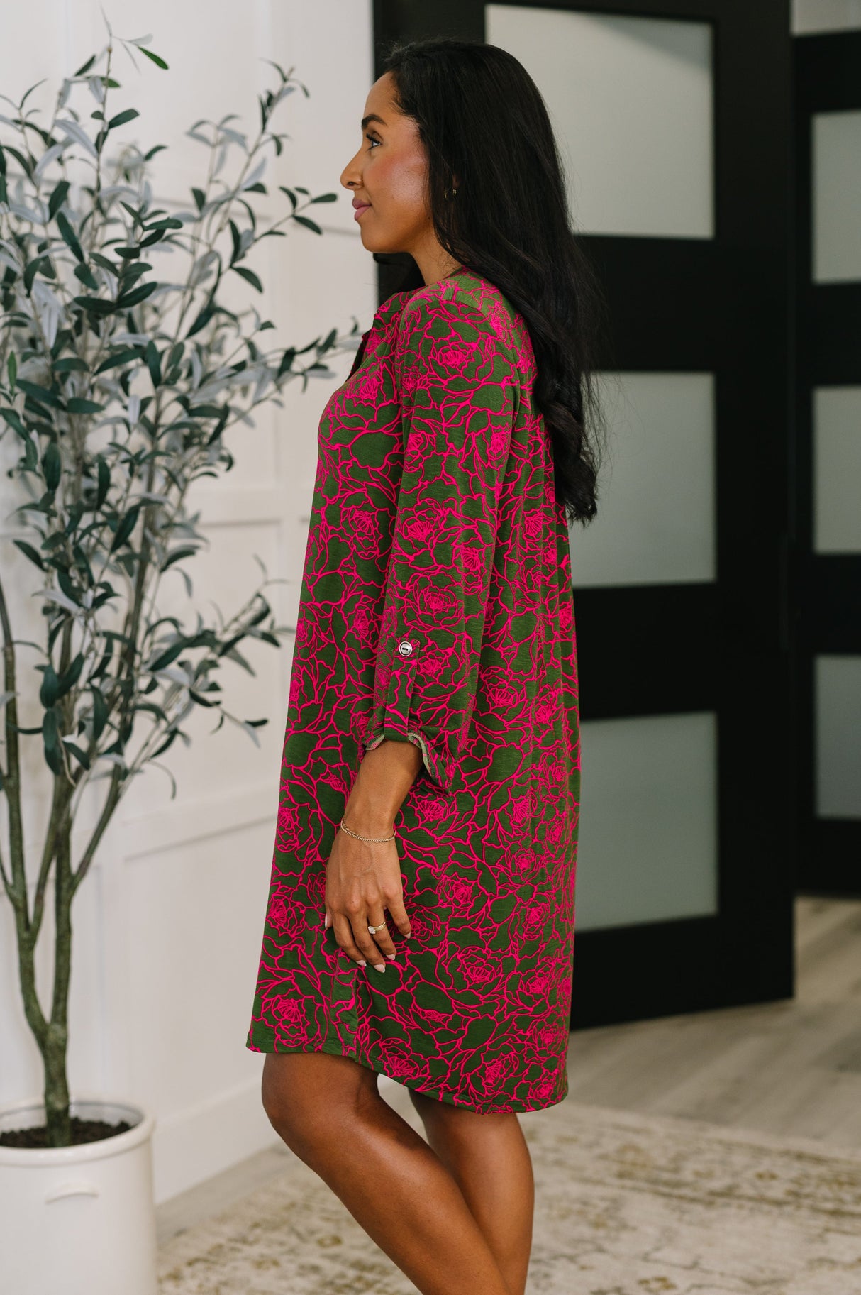 Vestido Lizzy de manga larga en rosa y verde oliva con estampado floral abstracto.
