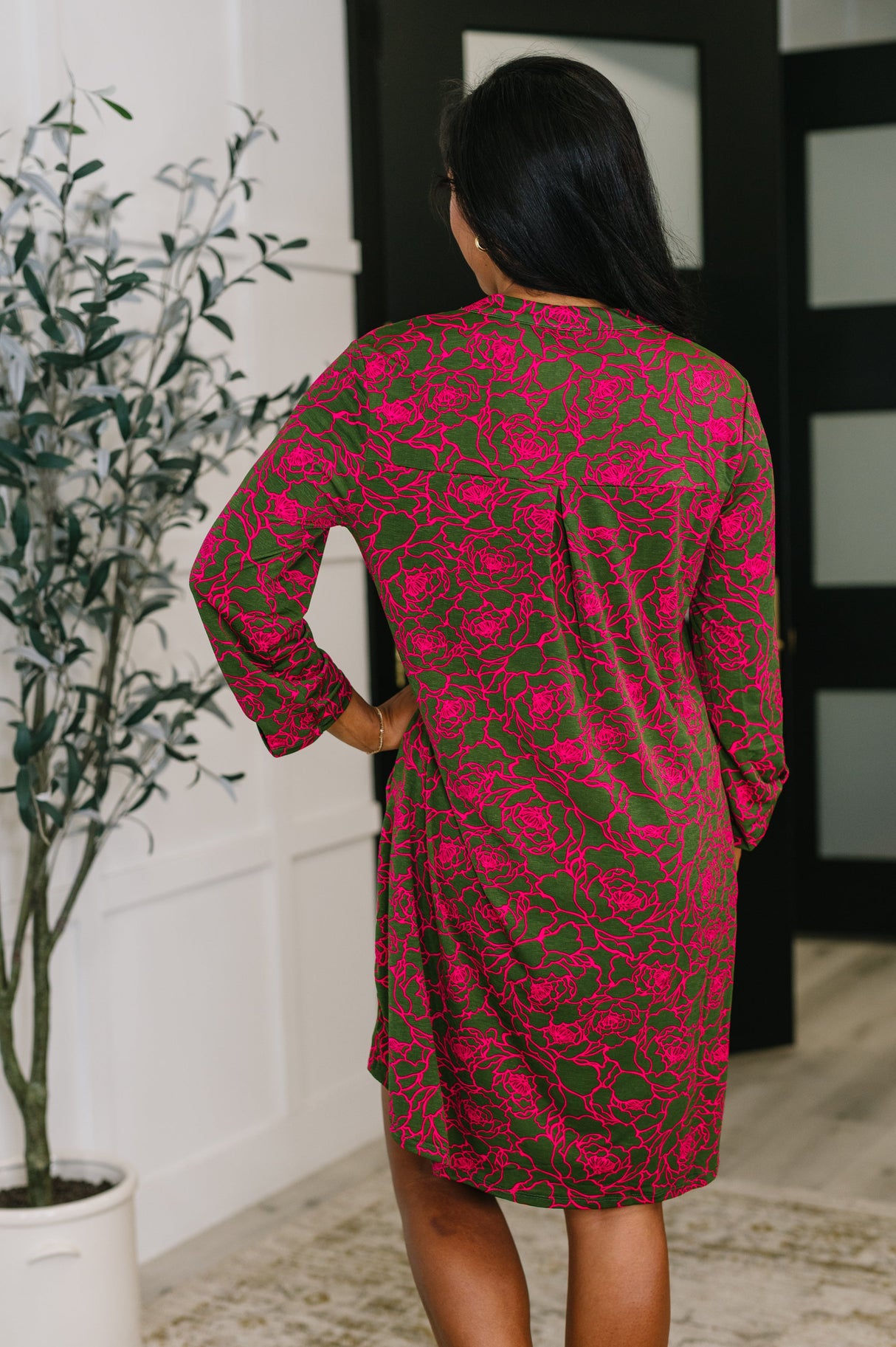 Vestido Lizzy de manga larga en rosa y verde oliva con estampado floral abstracto.