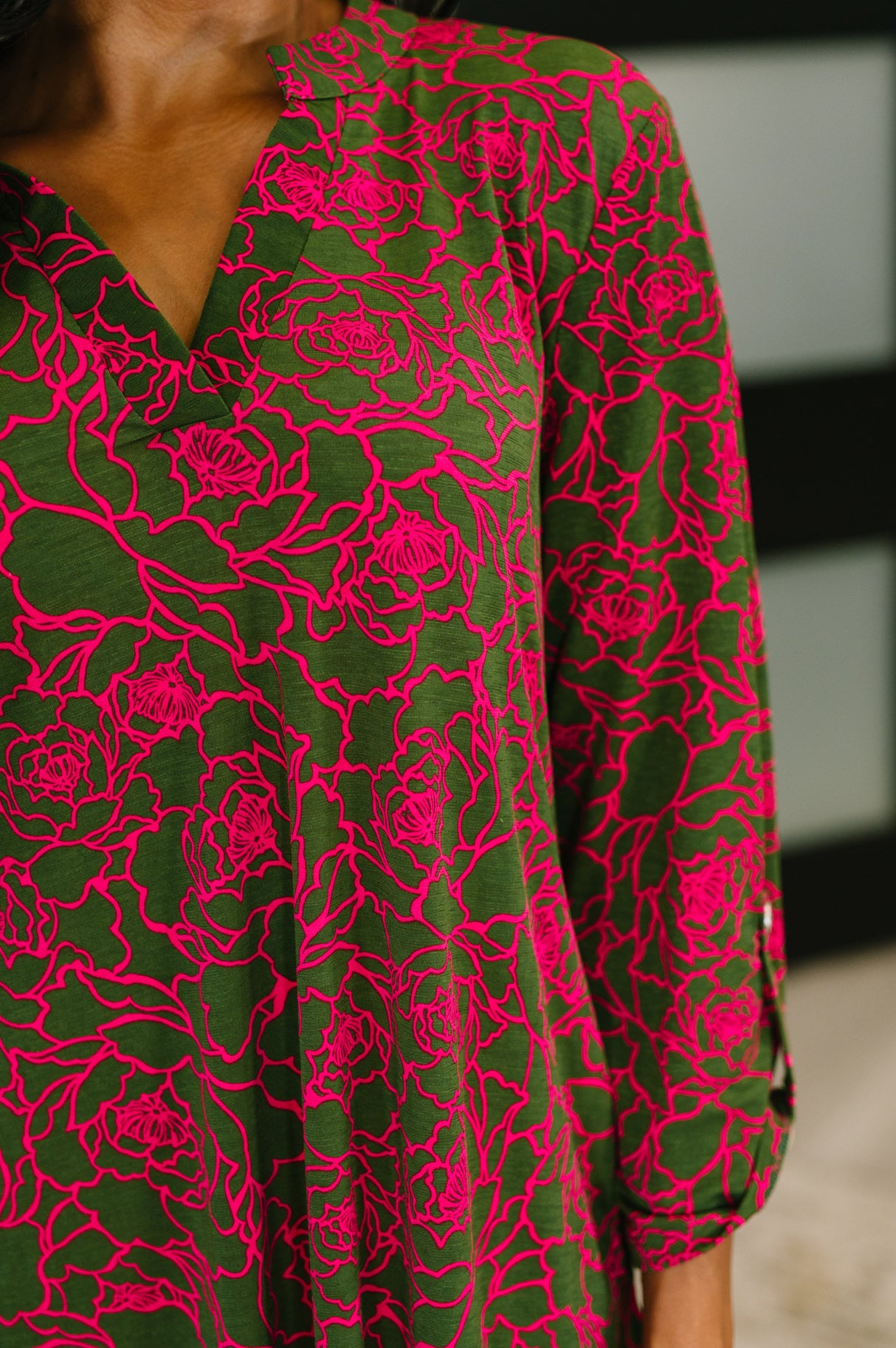 Vestido Lizzy de manga larga en rosa y verde oliva con estampado floral abstracto.