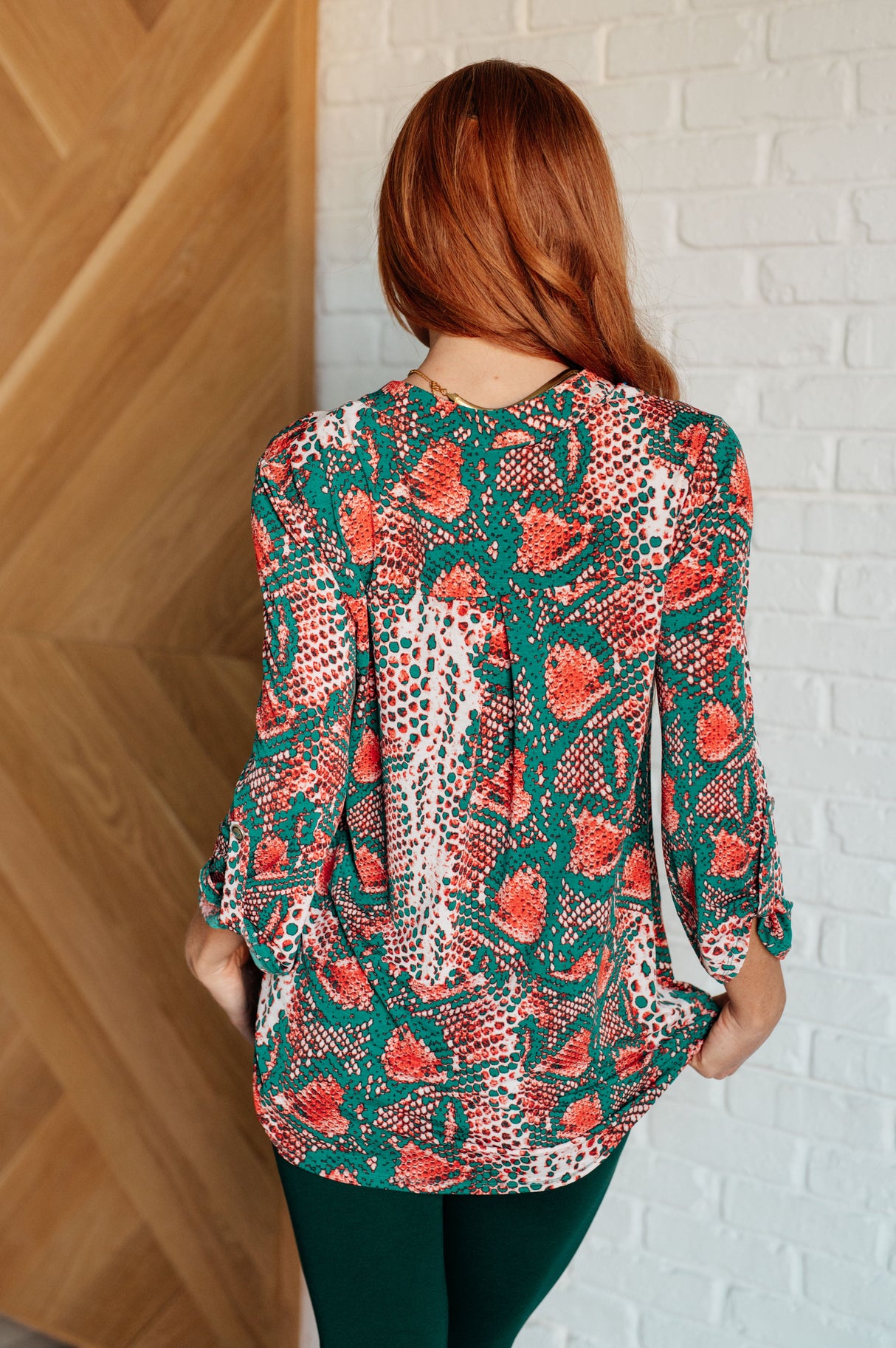 Lizzy Top con estampado de serpiente verde azulado