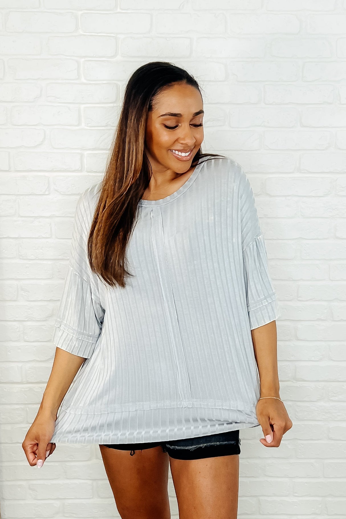 Blusa básica extragrande de Loosely Speaking en gris claro