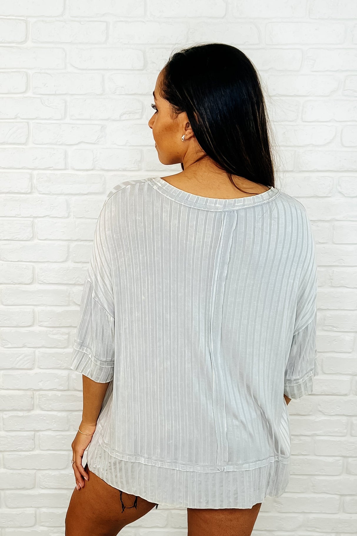 Blusa básica extragrande de Loosely Speaking en gris claro