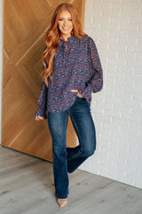 Blusa con escote con volantes Lucid Dream en azul marino