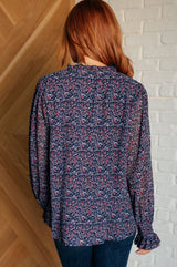 Blusa con escote con volantes Lucid Dream en azul marino