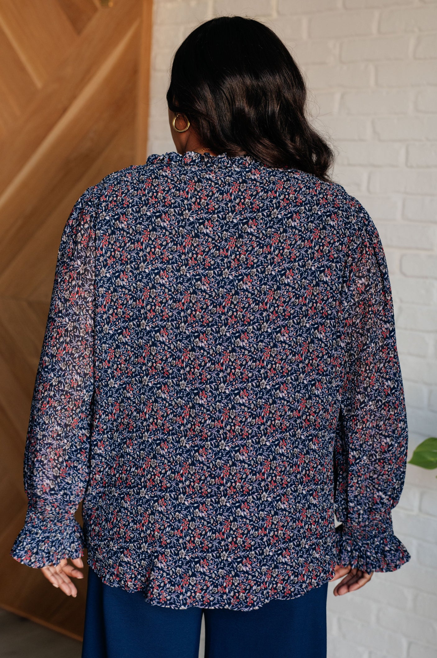 Blusa con escote con volantes Lucid Dream en azul marino