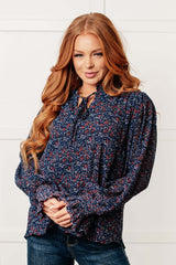 Blusa con escote con volantes Lucid Dream en azul marino