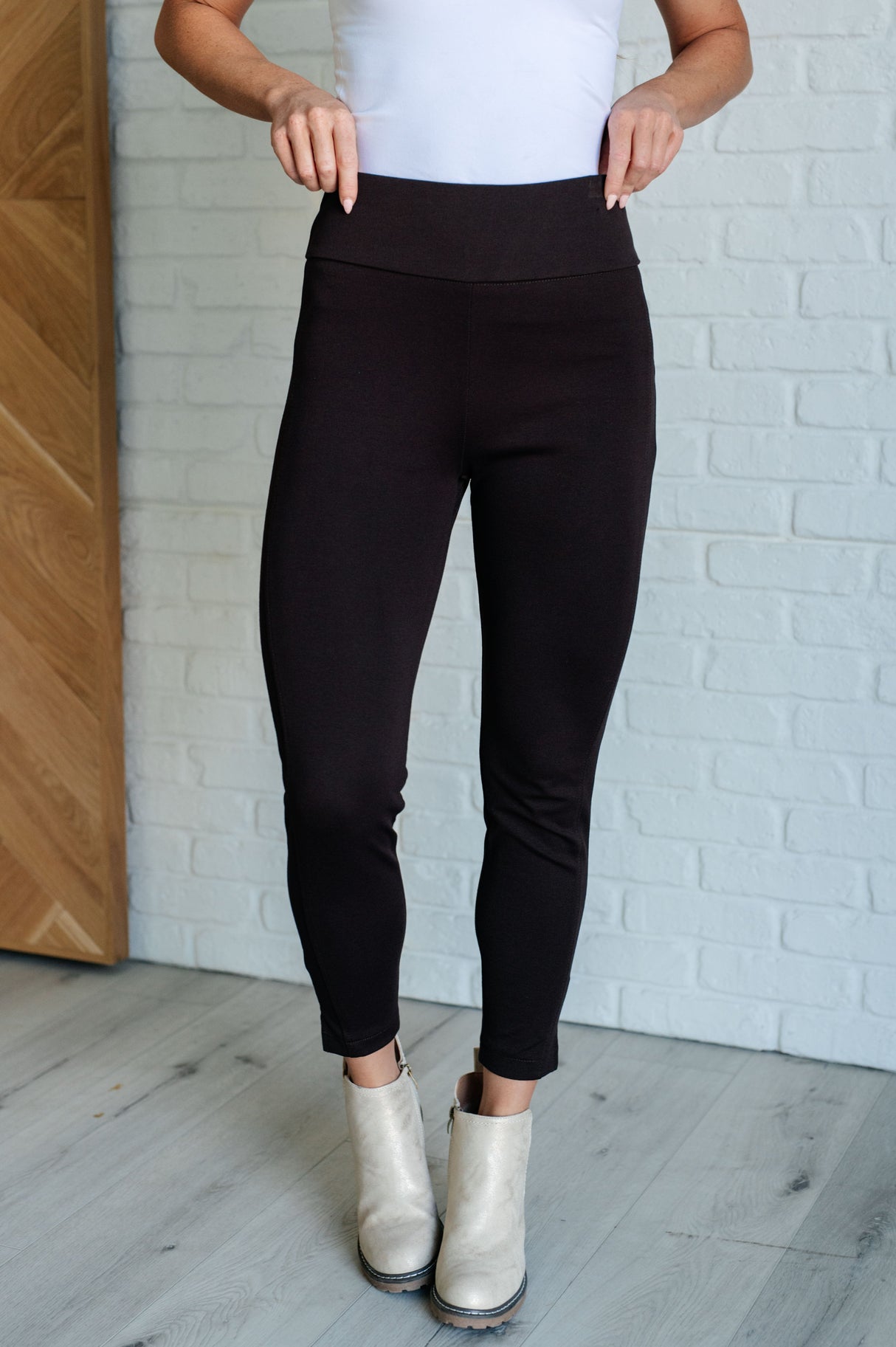 Pantalones pitillo tobilleros Magic en color chocolate