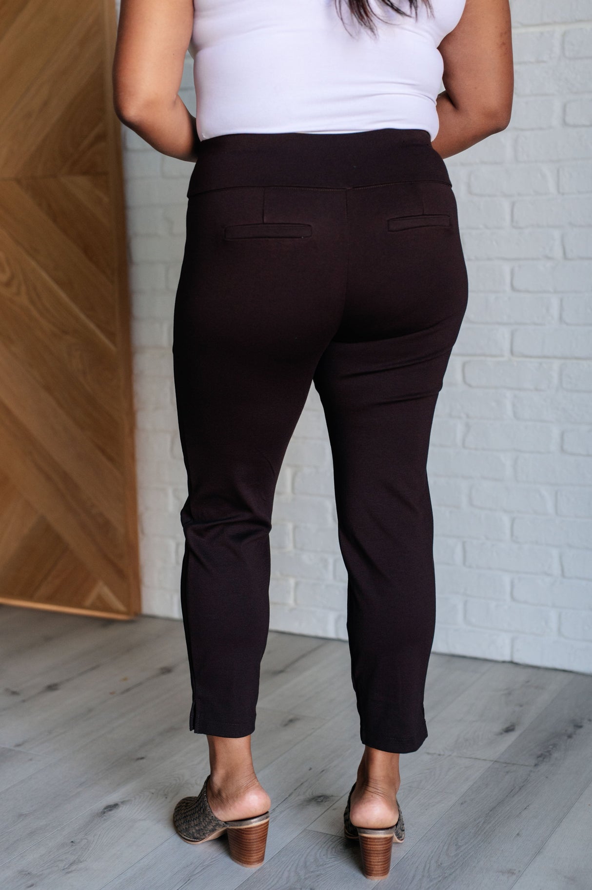 Pantalones pitillo tobilleros Magic en color chocolate